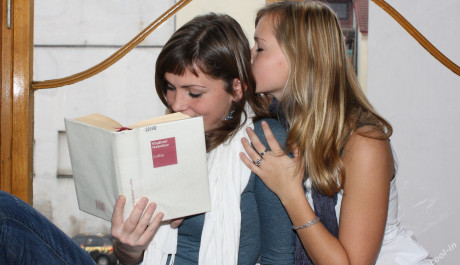 FOTO: Fokokampaň Najdi si i ty svou lásku mezi knihami tvoří i fotografie šokující.