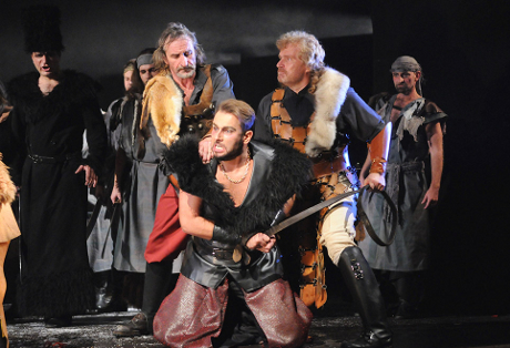 FOTO: Jiří Přibyl (uprostřed) v Borodinově opeře Kníže Igor