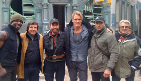 FOTO: Chuck Norris vyměkl a ukázal svůj american smile, Zdroj: expendablespremiere.com