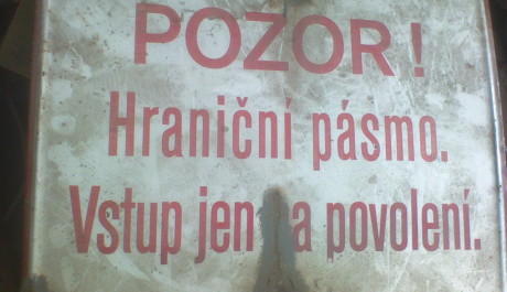 Cedule na hranicích za komunismu