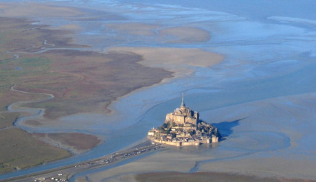 Ostrov Mont Saint Michel z ptačí perspektivy