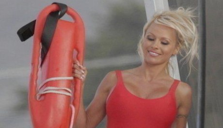 FOTO: Pamela Anderson v seriálu Pobřežní hlídka