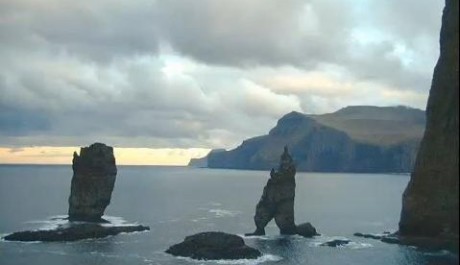 FOTO: Skaln&iacute; &uacute;tvar, Obr a čarodějnice u Faersk&yacute;ch ostrovů