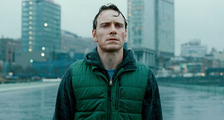 FOTO: shame-michael-fassbender-raining