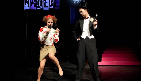 Zuzana Onufráková s Tomášem Pavelkou v inscenaci Smíchoff/on ve Švandově divadle FOTO: Zuzana Onufráková s Tomášem Pavelkou v inscenaci Smíchoff/on ve Švandově divadle