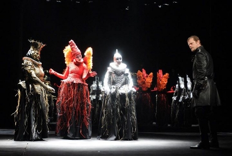 FOTO: Martin Stránský (Macbeth) ve společnosti čarodějnic v plzeňském nastudování Macbetha