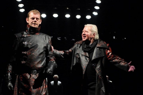 FOTO: Martin Stránský (Macbeth) a Zdeněk Mucha (Banquo) v plzeňském nastudování Macbetha