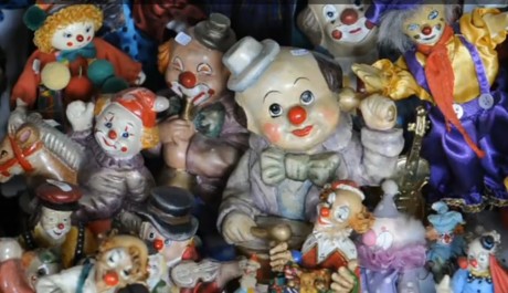 FOTO: Klauni zabírají sběratelce téměř celý dům
