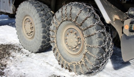 FOTO: Sněhov&eacute; řetězy mnohdy ře&scaron;&iacute; nepř&iacute;jemn&eacute; situace