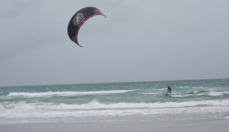 FOTO: Kiting na vln&aacute;ch moře