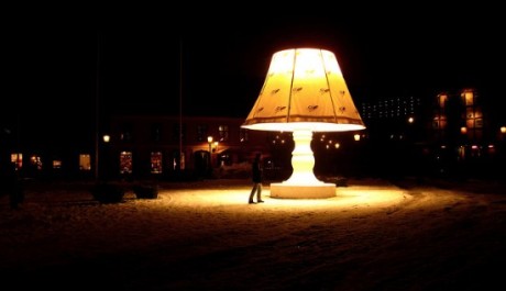 FOTO: V noci lampa ozažuje náměstí