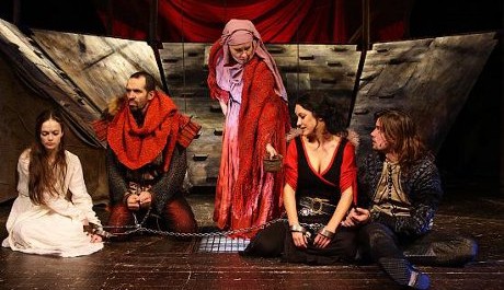 FOTO: hlavn&iacute; postavy v poutech