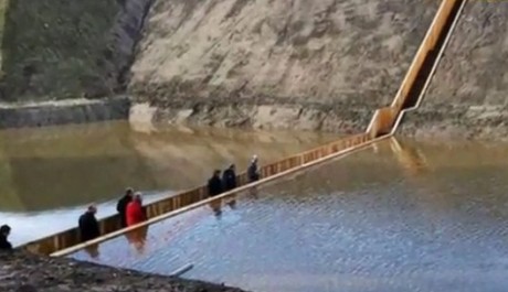 FOTO: Chodce obklopuje z obou stran voda 