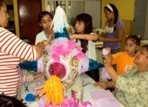 "Př&iacute;prava piňaty na mexick&eacute; V&aacute;noce."