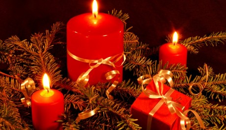 FOTO: V&aacute;nočn&iacute; dekorace se sv&iacute;čkami a d&aacute;rkem