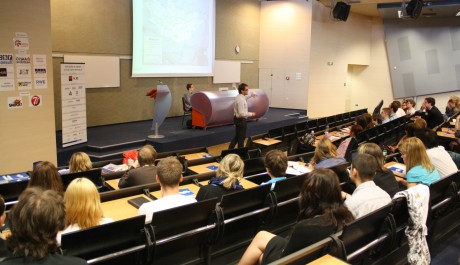 Studenti na panelové diskuzi