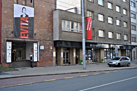 FOTO: Poutač na muzikál Evita u Komorního divadla v Plzni