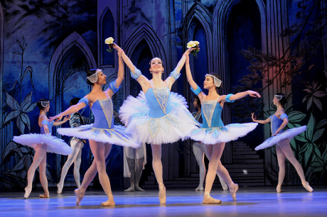 FOTO: Baletky v úlohách Raymondy, Henrietty a Clemence v Glazunovově baletu Raymonda (DJKT, 2011)