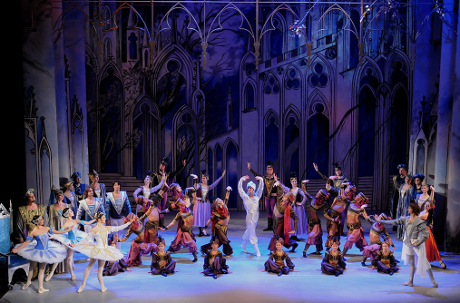 FOTO: Baletní soubor plzeňského divadla v Glazunovově baletu Raymonda (DJKT, 2011)