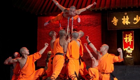 Mistři Shaolinu vystupující v Laa