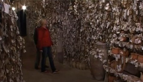 FOTO: Prameny vlasů zdob&iacute; v&scaron;echny stěny