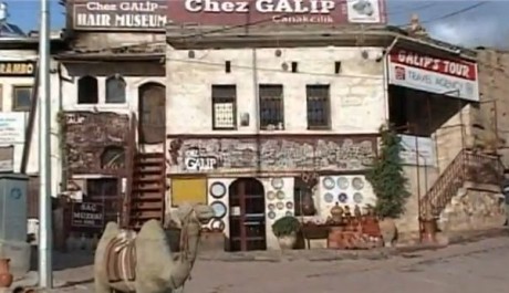 FOTO: Dům, ve kter&eacute;m pod keramickou d&iacute;lnou muzeum najdete 