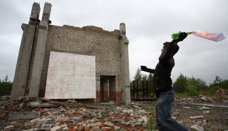 OBR: Ruský umělec "maluje" zápalnými lahvemi