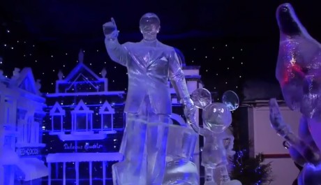 FOTO: Festival ledových soch se inspiruje francouzským Disneylandem