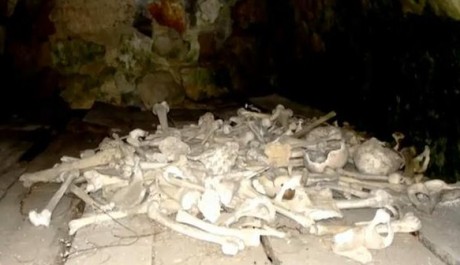 FOTO: Posledn&iacute; z rodu ček&aacute; na svou smrt v rodinn&eacute; hrobce, nem&aacute; ho už kdo pohřb&iacute;t