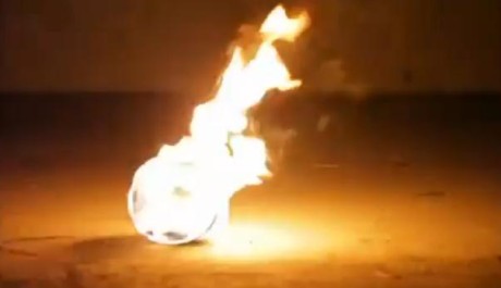 "Sepak Bola Api se hraje s hořícím míčem"