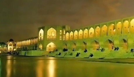 FOTO: Most třiceti tří oblouků v Isfahánu