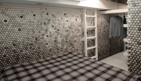 FOTO: Box box project, byt plný pingpongových míčků