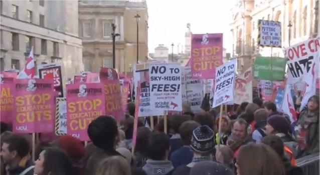 "Studentské protesty proti zvýšení školného v Anglii"