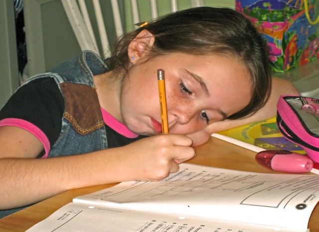 FOTO: Dítě vyplňuje pracovní sešit