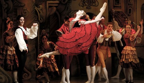 FOTO: Ondřej Vinkl&aacute;t (Basil), Alina Nanu (Kitri)