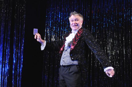 FOTO: Antonín Procházka v titulní roli své komedie Kouzlo 4D (DJKT, 2012)