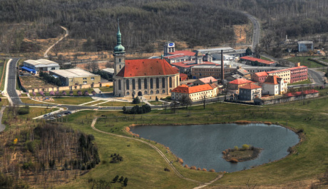 OBR: Are&aacute;l Jezera Most s přem&iacute;stěn&yacute;m kostelem