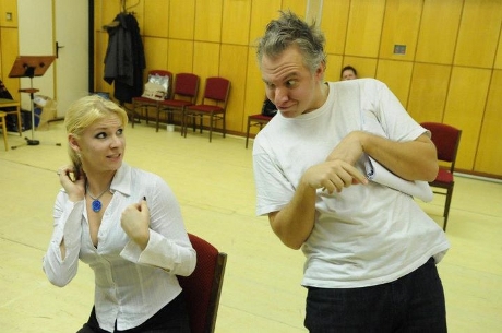 FOTO: Bronislav Kotiš s kolegyní při zkoušce muzikálu Prodavači snů (DJKT, 2012)