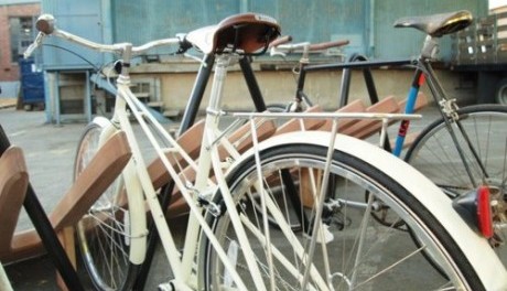 FOTO: Stojan na kolo ve tvaru obřího hřebenu od designového studia Knowhow shop