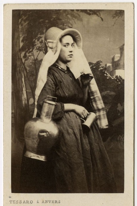 FOTO: Portr&eacute;t ženy v belgick&eacute;m oděvu