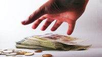 FOTO: Ruka a peníze