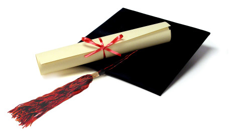 FOTO: Diplom a akademick&yacute; baret