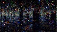FOTO: yayoi-kusama-nekonecny-zrcadlovy-sal-zaplneno-trpytem-zivota-2011