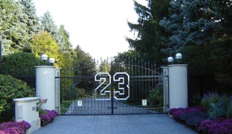 FOTO: Vstupn&iacute; br&aacute;na domu basketballov&eacute; hvězdy