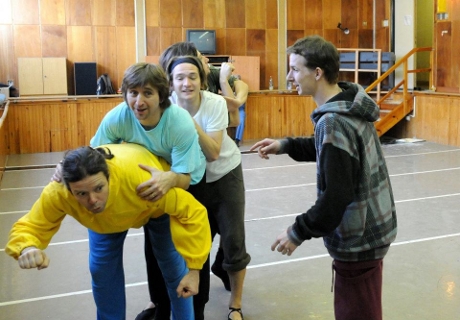 FOTO: Režisér Richard Ševčík se členy baletu při zkoušce Snu noci svatojánské (DJKT, 2012)