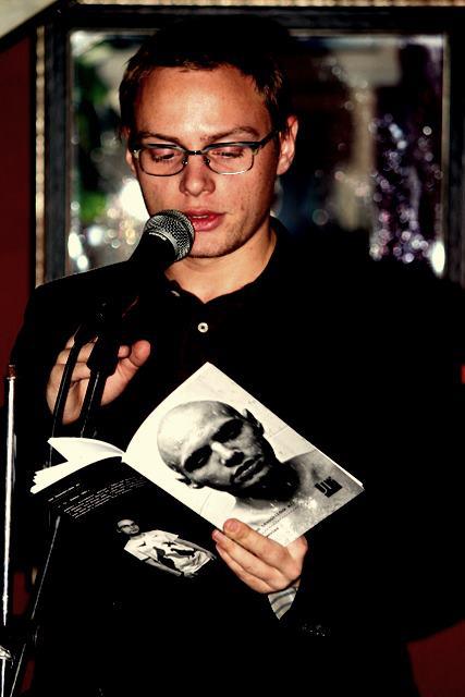 FOTO: Jan Těsnohlídek čte ze své sbírky Rakovina