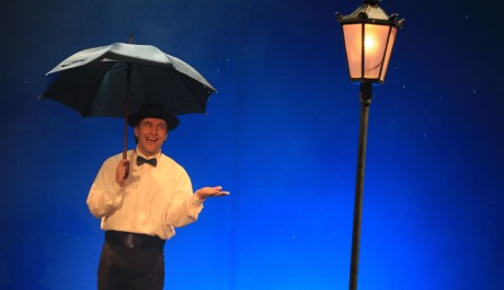 FOTO: Josef Pejchal zpívá v dešti