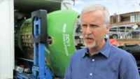 FOTO: James Cameron během příprav k ponoru.,Zdroj: youtube.com