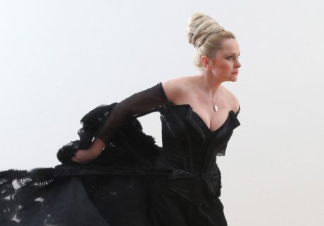 FOTO: &Scaron;těp&aacute;nka Křesťanov&aacute; v kost&yacute;mu Lady Macbeth, kampaň Klasika v Divadle J. K. Tyla (2012)