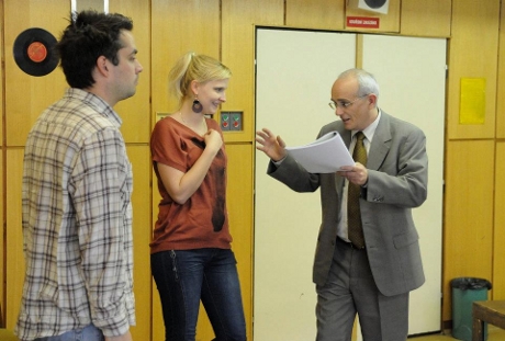 FOTO: Zdeněk Rohlíček, Kamila Kikinčuková a Jan Burian při zkoušce Moliérova Lakomce (DJKT, 2012)